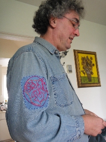 Mead wearing his Gallifreyan name patch